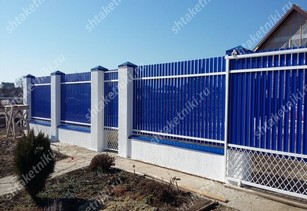 Фото забора из синего штакетника в Северодвинске